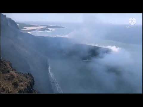 حمم بركان كمبر تبني (دلتا ارض بركانية جديدة) قبالة سواحل جزيرة لا بالما في اسبانيا 29 سبتمبر 2021