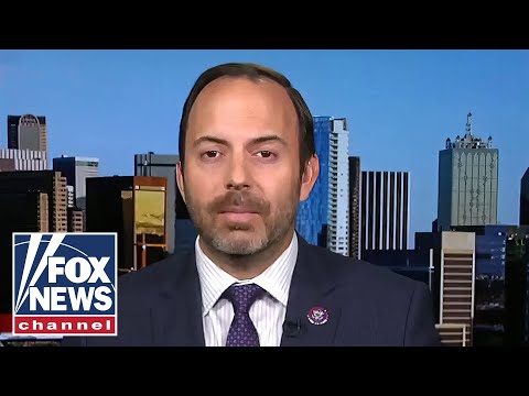 Lawmaker uncovers secret operation to move migrants within US