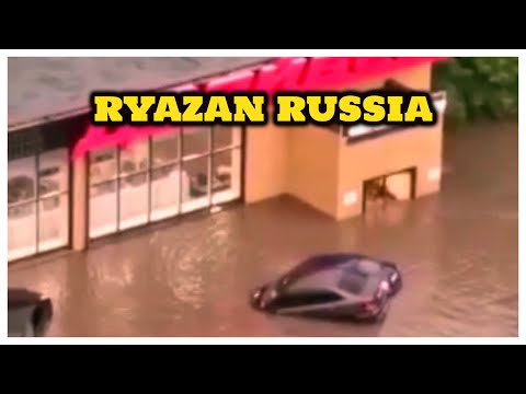 Water breaks windows of shopping center in Ryazan Russia - потоп в рязани