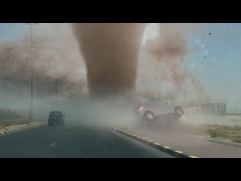 رجل متهور يقود سيارته في قلب زوبعة الشيطان "اعصار رملي" في الكويت ، جابر الاحمد