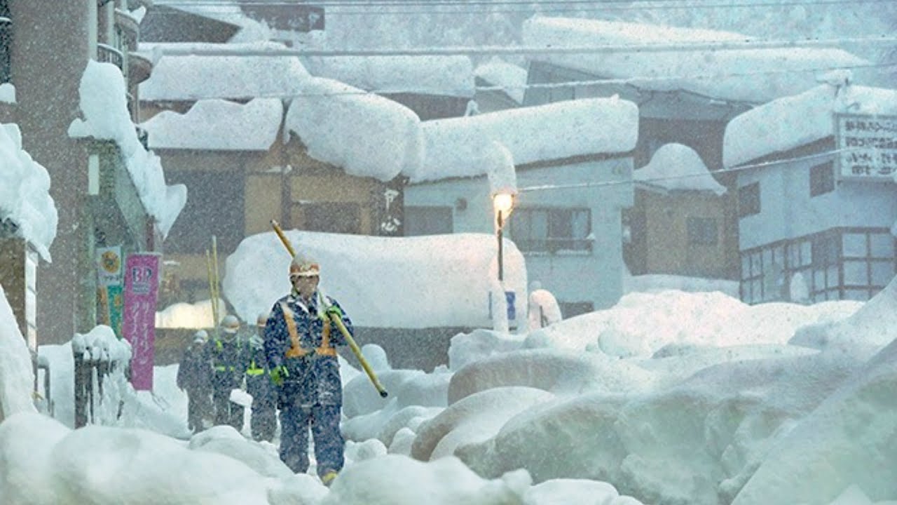 Japan buried under snowstorm! Record breaking blizzard strikes Niigata