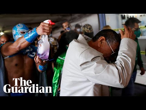 Mexico: Lucha libre wrestlers enforce covid face masks