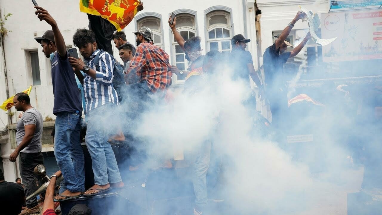 Sri Lankan anti-govt protesters storm president's residence as anger boils over • FRANCE 24