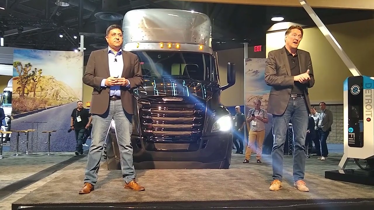 No Diesel, no problem: Electric truck unveiled! Freightliner eCascadia | ACT Expo 2022