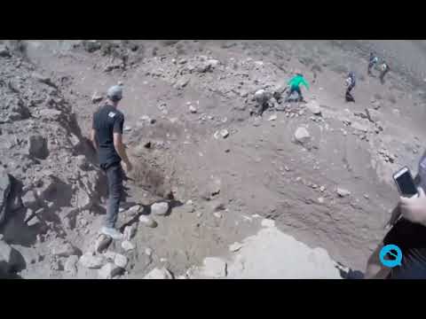 Spectacular and dangerous rock slide on the Aconcagua