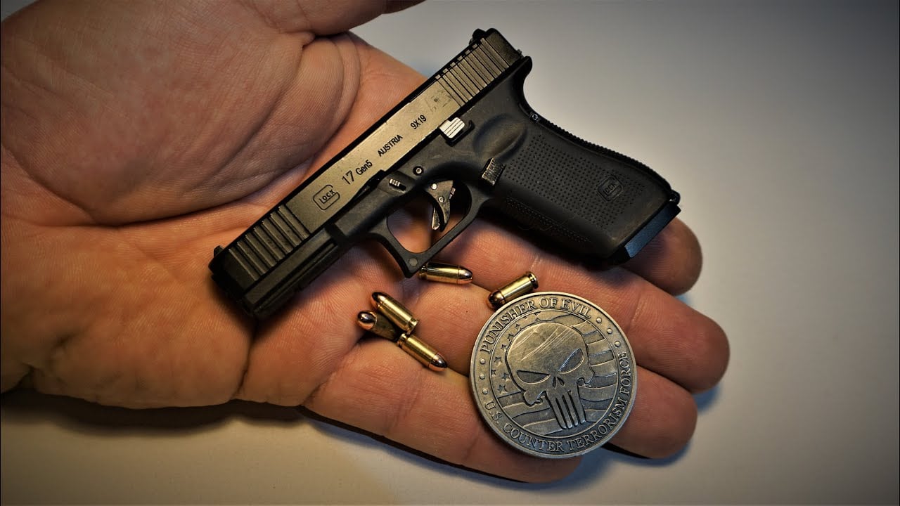 Miniature Glock 17 vs. plywood and balistic gelatine 😀 Glock 17 in miniatura contro compensato e gelatina balistica
