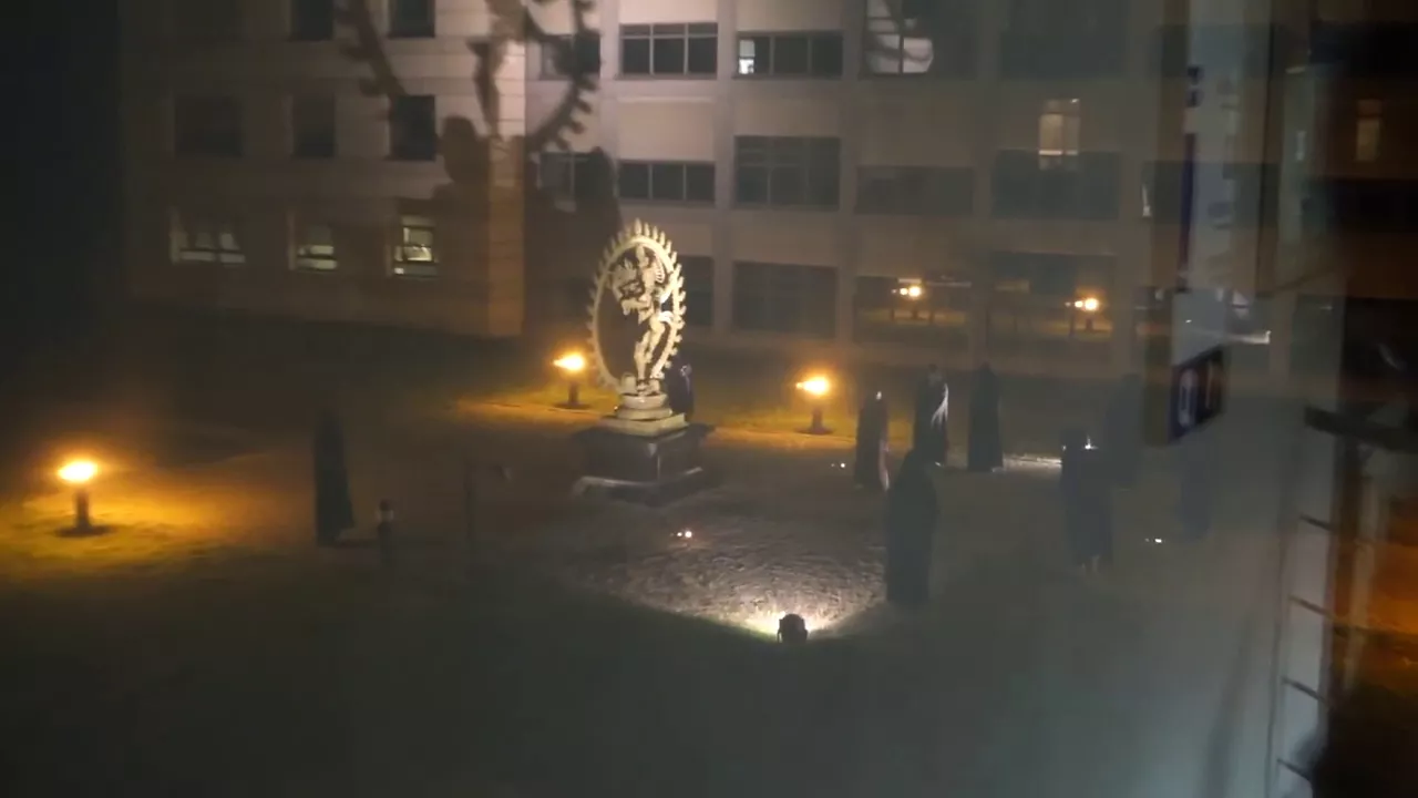 Rituale del Cern - Sacrificio umano di una bambina davanti alla statua di Shiva... il logo del Cern è 666.