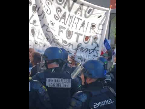 Massive protest in Paris, France - Police loses control!