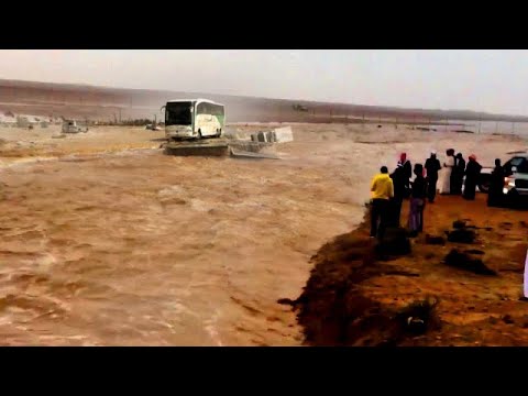 لحظة وصول سيل عرمرم حول الصحراء في عُمان إلى انهار رهيبة وادي العين عبري سمائل