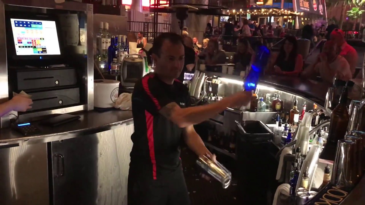 Awesome Vegas Bartender throwing bottles (Flair Bartending)