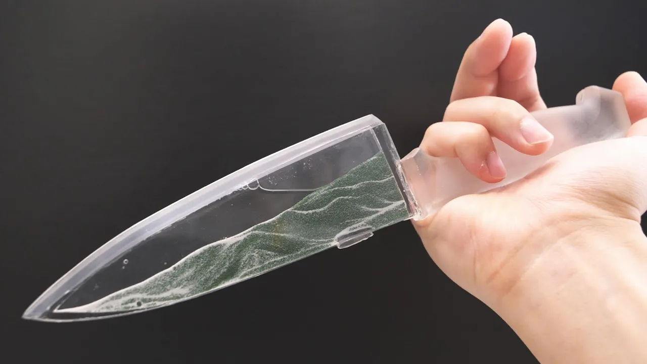 Kitchen knife made by cooking sand in a microwave oven 砂を電子レンジでチンして包丁を作る男とコーナーダッシュする女