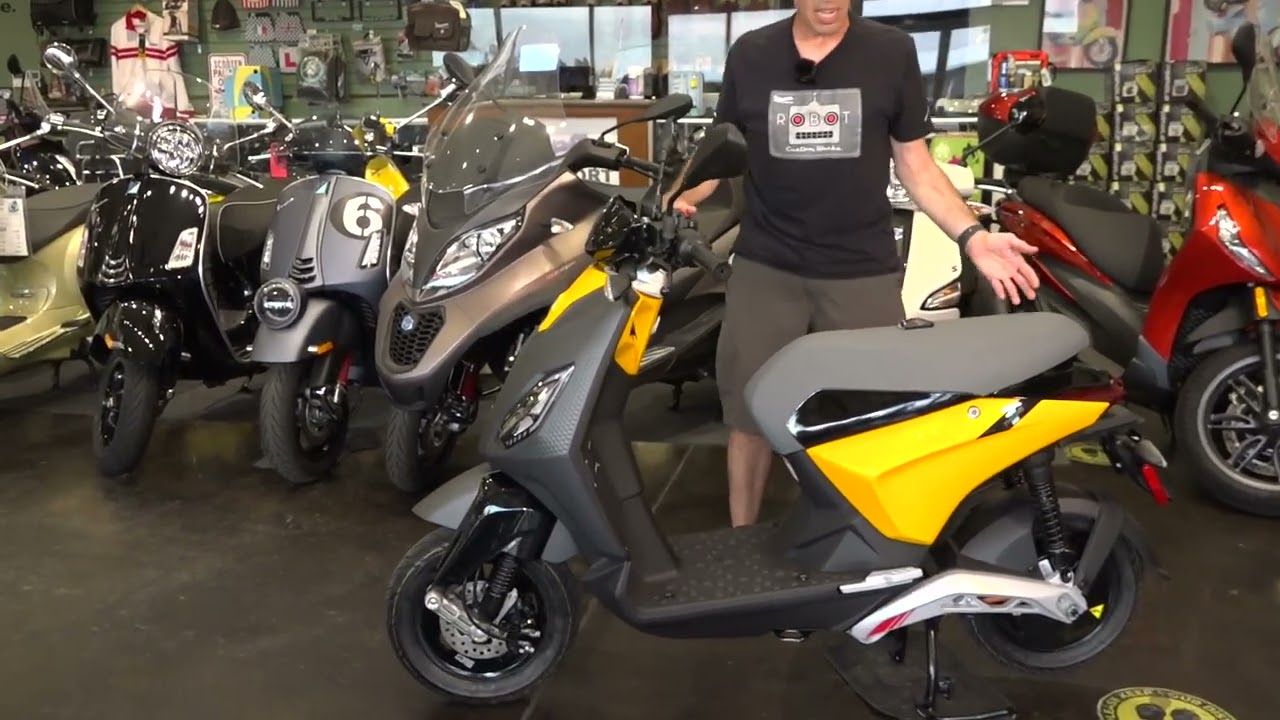 New 2022 Piaggio One Active Electric Scooter Reviewed by Robot