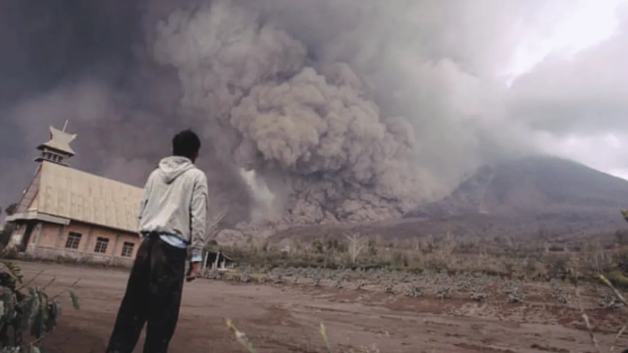 Eruption of Indonesia's Mount Semeru! Volcanic ash blankets sky in Java island