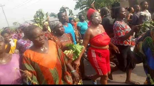 1000s of women in Nigeria's Delta State defy #lockdown rules