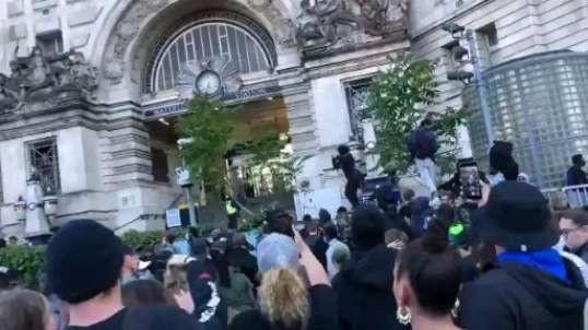 confirmed- EDL in waterloo station, entrance is being protected by police. we’re.mp4