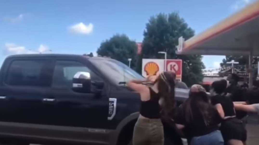 BLM rioters blocking gas station accuse man of trying to kill them