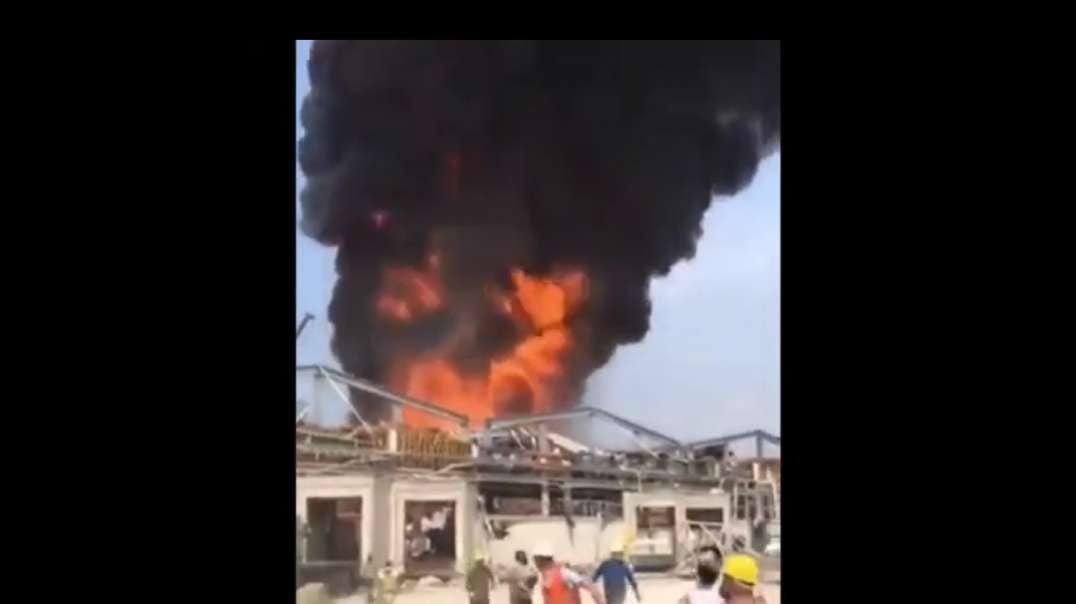 اندلاع حريق ضخم في موقع انفجار مرفأ بيروت HUGE FIRE IN BEIRUT PORT LEBANON TODAY.mp4