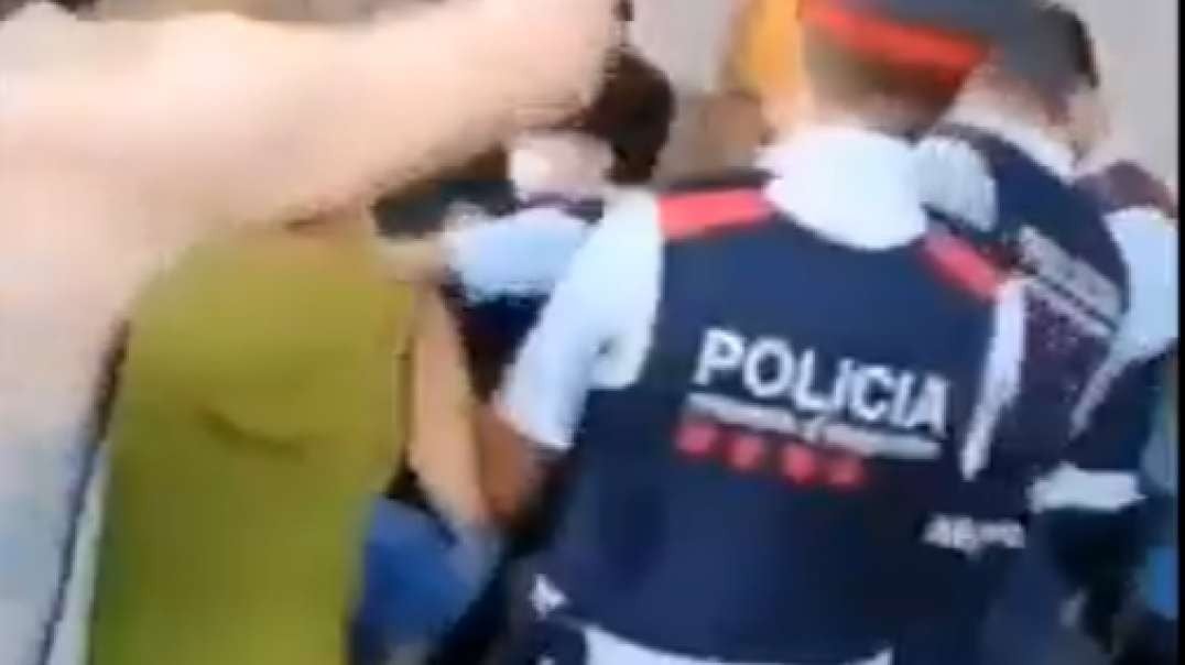 La policia no logra arrestar una mujer durante la protesta contra la dictatura del covid 19.mp4