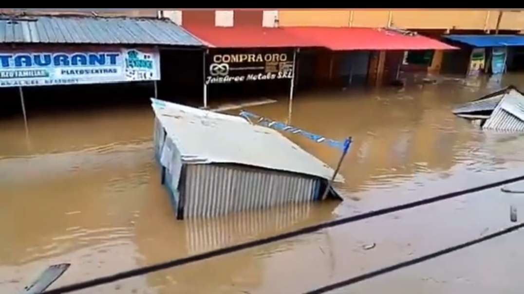Lluvias terribles causan grandes inundaciones en Guanay, Bolivia.mp4