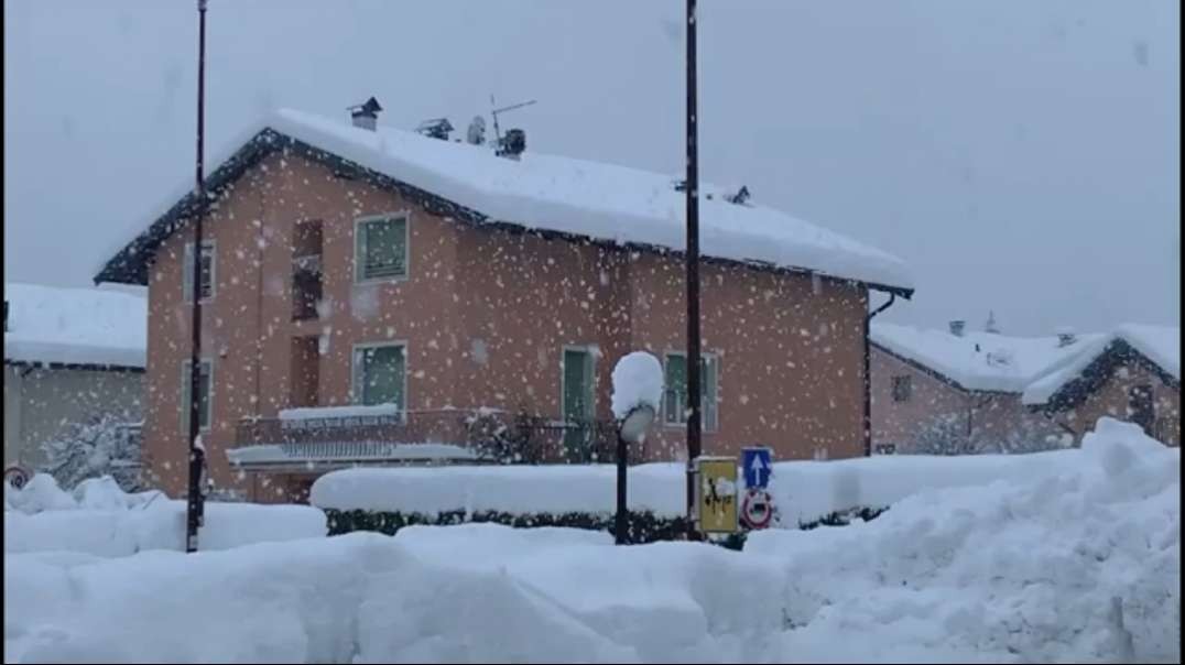 (Jan 2, 2021) Heavy snow in Valsugana causes major traffic as crews work to clea.mp4