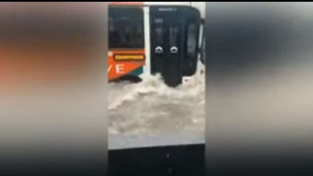 Tempestade em Goiânia provoca inundações e queda de árvores e energia nesta sába.mp4