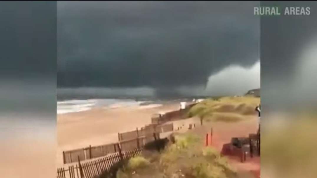 (Jan 6, 2021) Waterspout left destruction and half the city without electricity .mp4