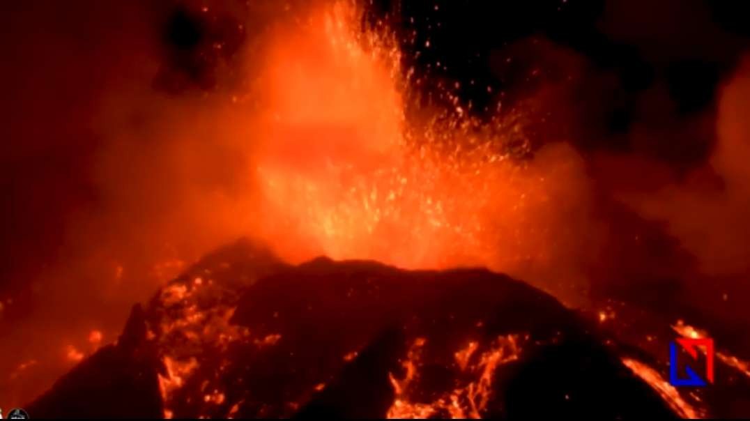 Eruzione del vulcano Etna, 23.01.2021 Italia oggi Volcano eruption in tempo foto.mp4