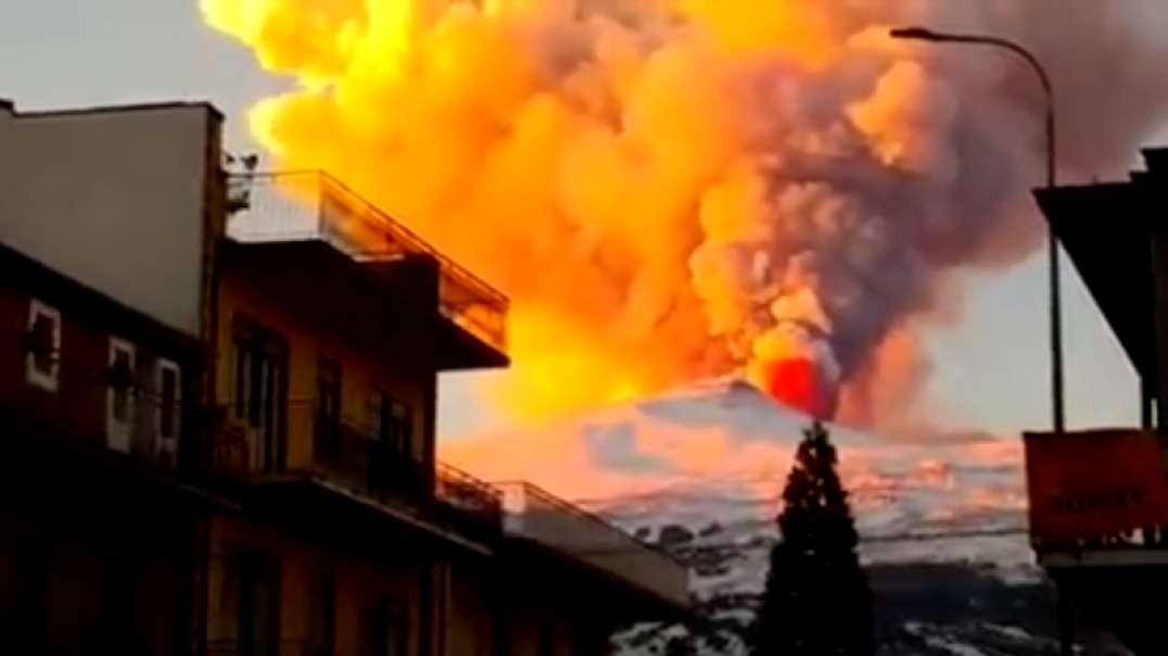 Fountain of lava in 20 floors. Severe eruption of Mount Etna in Sicily, Italy - _low.mp4