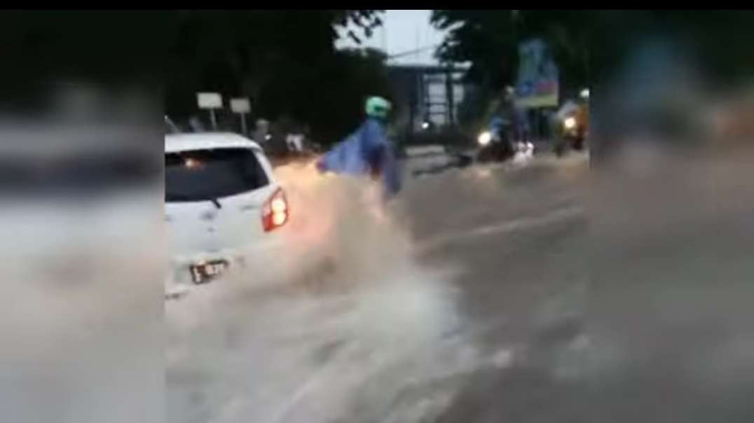 Crazy weather! Flash flood in Indonesia, Pandaan today - Banjir bandang di Panda.mp4