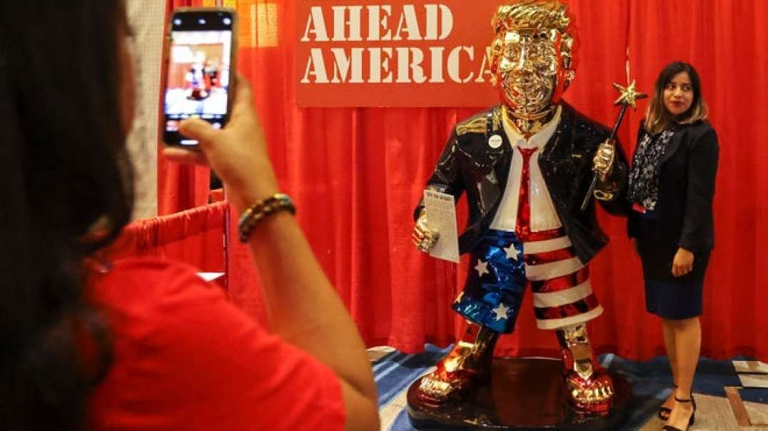 Massive golden statue of Donald Trump delights crowds at CPAC.mp4
