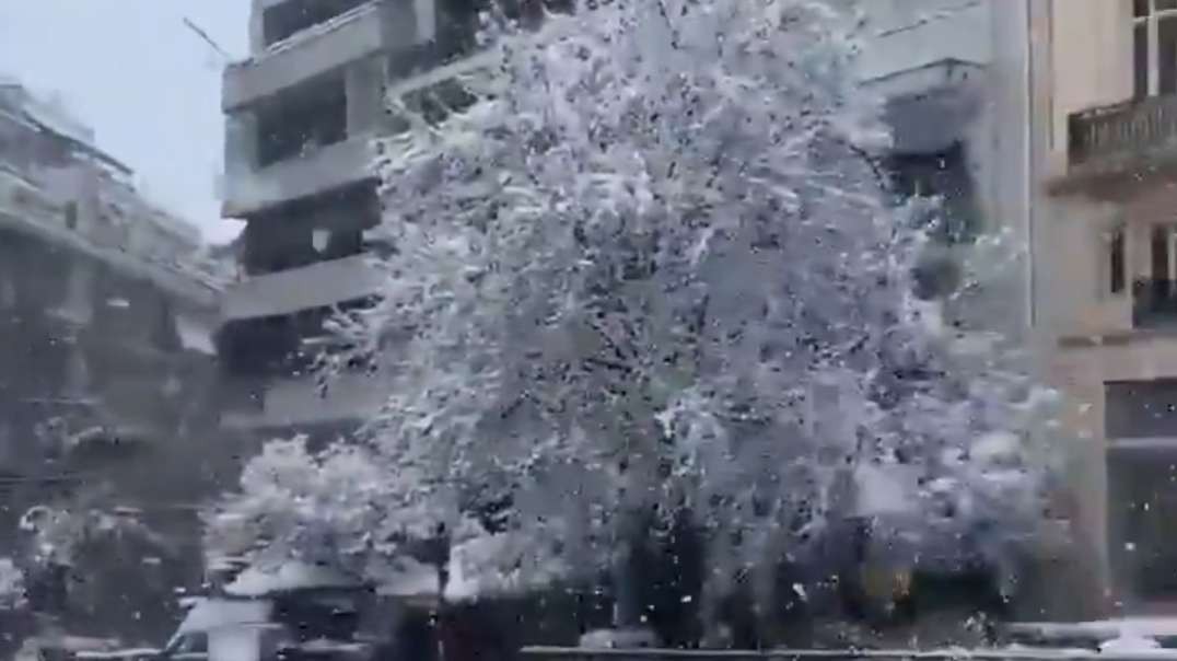 Its @snowing in @Atenas 🇬🇷❄️ ⛄️ ❄️Like yesterday, the capital of @Greece 🇬🇷 _HIGH.mp4