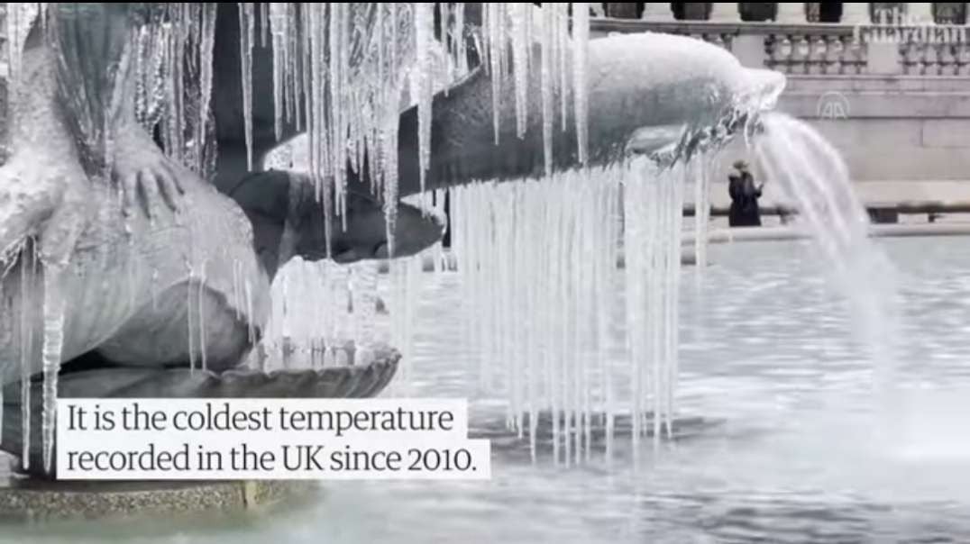 Icicles form on Trafalgar Square fountain as UK sees coldest night in past decad.mp4