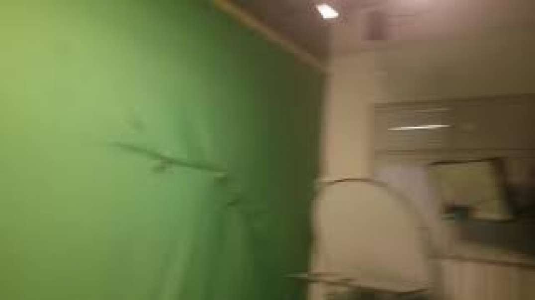 Volg-huge studio green screen