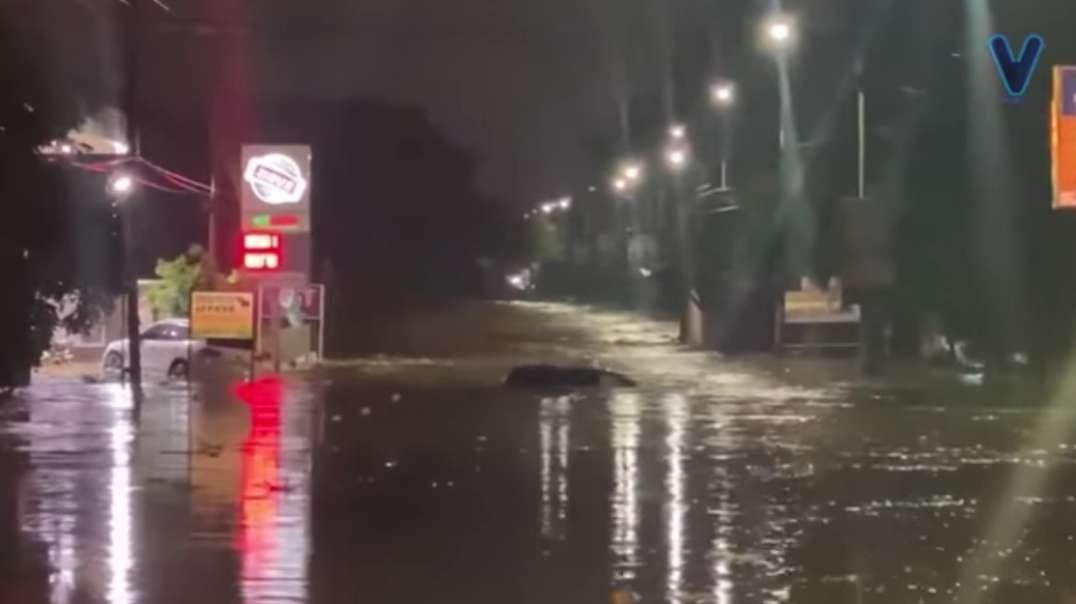 Africa is sinking! Flooding destroyed the streets of Nairobi, Kenya in one night.mp4