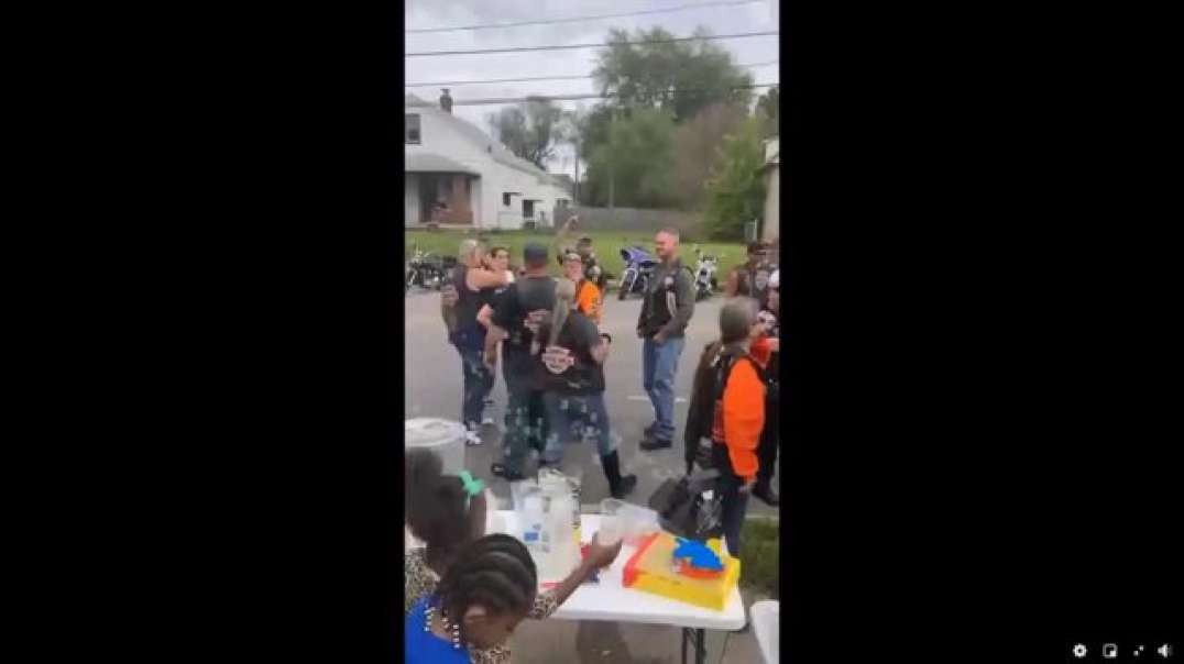 Patriot bikers stop to buy lemonade, and helps young capitalist girls out, god bless USA
