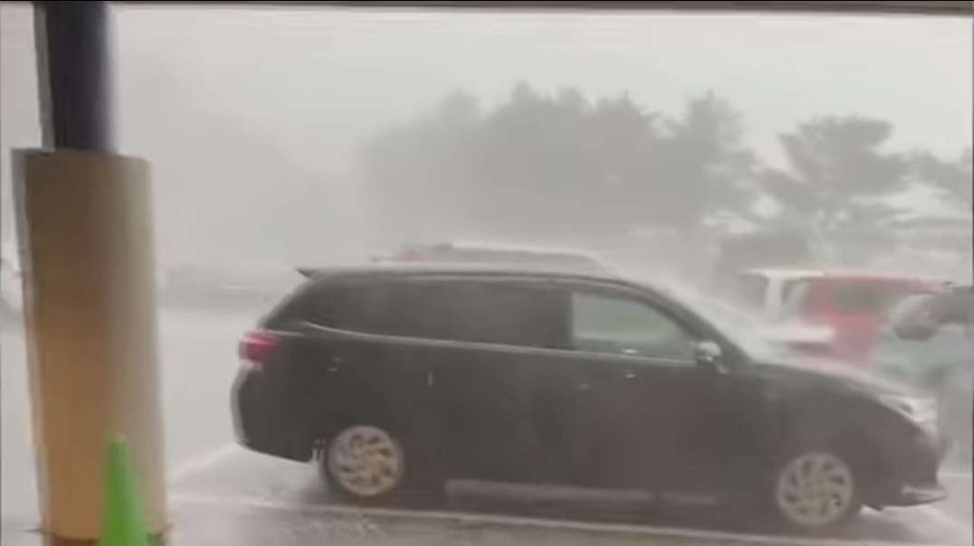 God's fury! Crazy storm hit Korea! An incredibly large hail hits windows and car.mp4