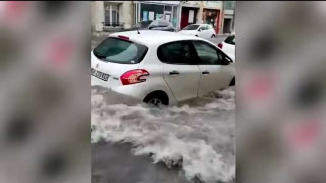 Heavy rains cause flooding in Toronto _ Flood waters rise in Eastern Canada _ Se.mp4