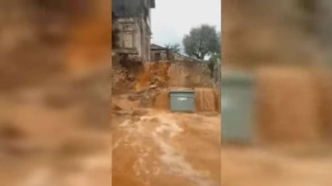 The apocalypse is irreversible! Monstrous flooding in Portugal! Streets turn int.mp4