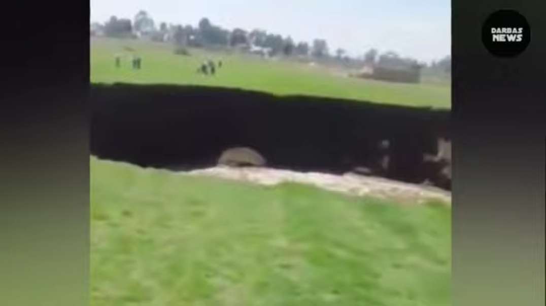 Gigante socavón ya es de 100 metros, La tierra se abre en Puebla, México - sinkh.mp4