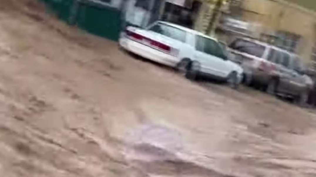 Mexico City has been destroyed by a terrible flood! People are in a panic!.mp4