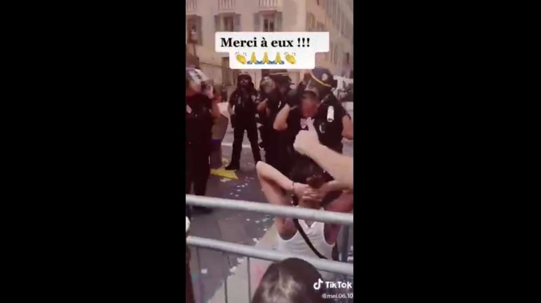 French police give in and stand with the people..