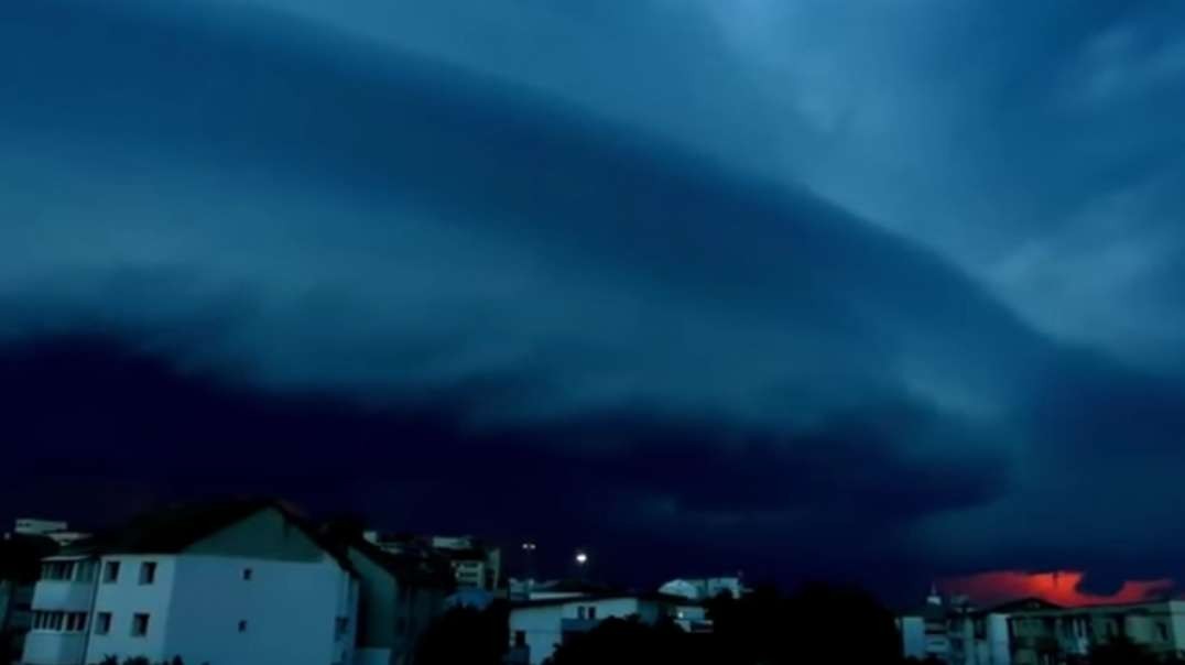 Amazing phenomenon in the sky of Romania! ️ Inseparable lightning illuminates the skies of Botushani.mp4