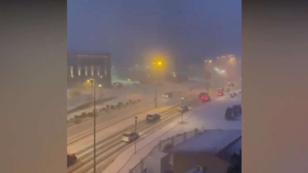The country is covered with snow! Snow storm in Magallanes, Punta Arenas, Chile.mp4