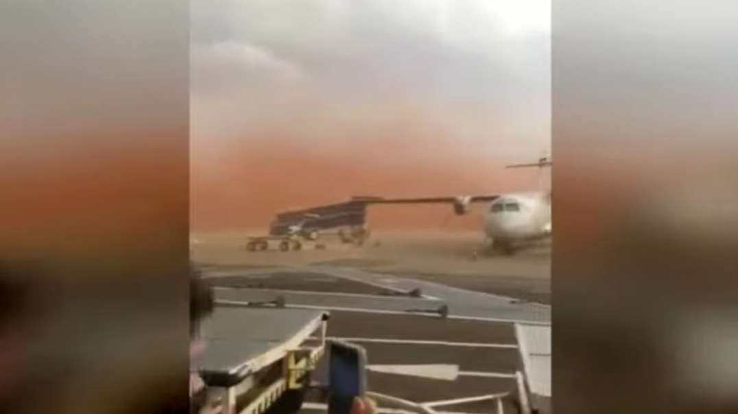 Sandstorm and hurricane with 150 km-h winds destroy the airport in Maringa, Para.mp4