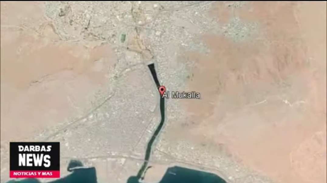 El agua arrastro autos y se metió por todas partes en Mukalla Hadramout, Yemen -.mp4