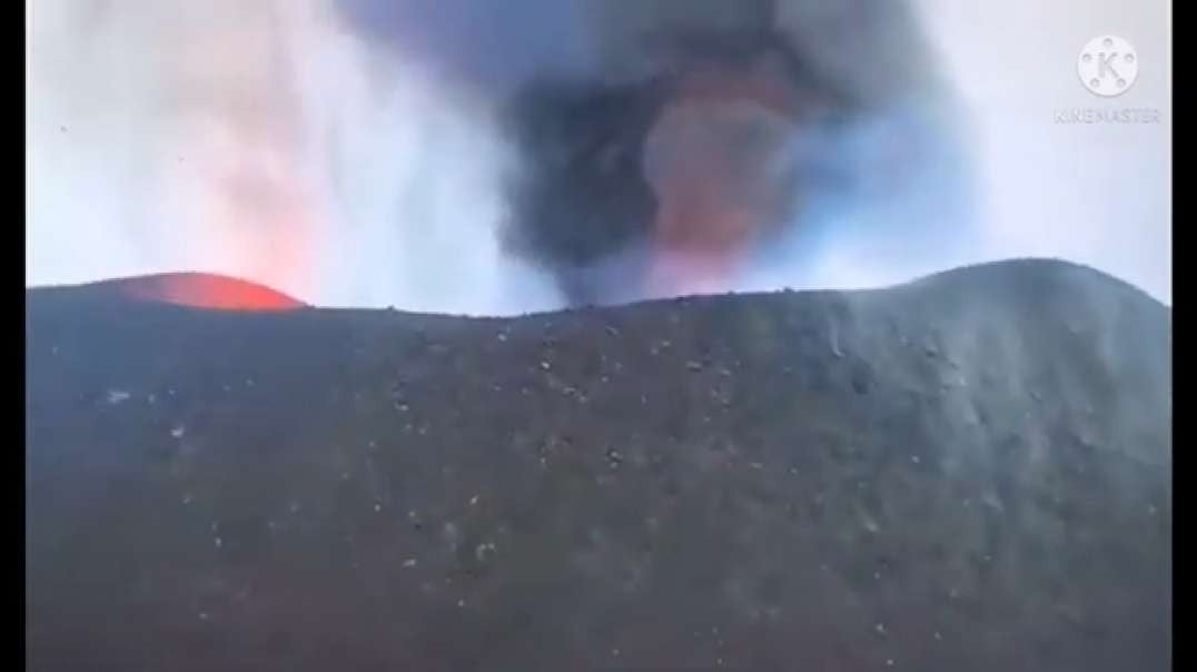 Continuation of explosions and lava flow of a volcano on the island Kember Vega in La Palma # Spain 🇪🇦 (2/3) October 2021