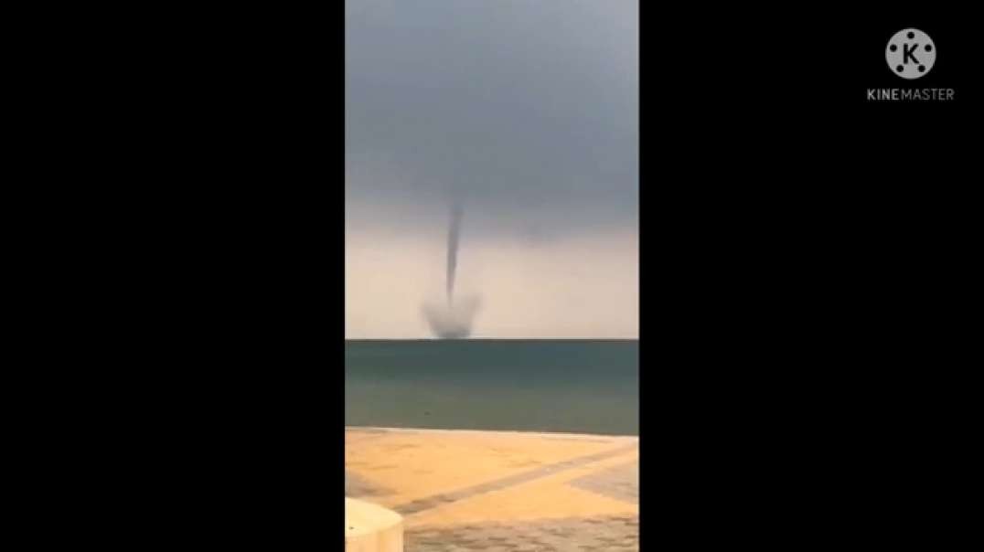 A tornado off the coast of Jizan region today in #Saudi Arabia 🇸🇦 October 8, 2021