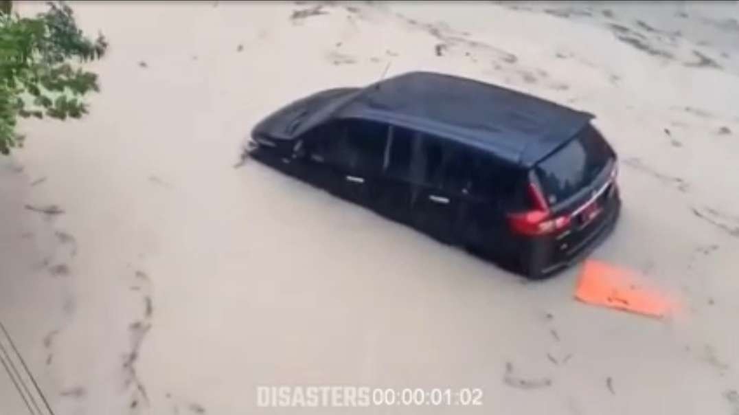 Flood in Hae Rai, Thailand! Residents are trying to escape on the roof!.mp4