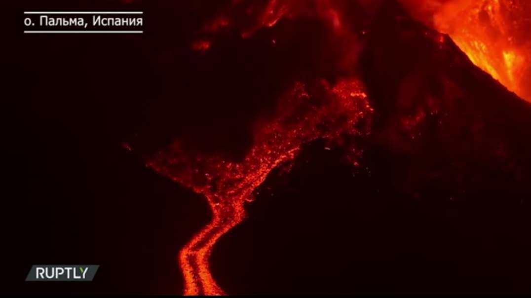 Извержение на Канарах. Вулкан все агрессивнее Деревню засыпало пеплом по крыши М.mp4