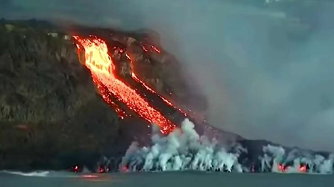 The sea is burning ! Incredible video shows black lava swallowing the sea- La Pa.mp4